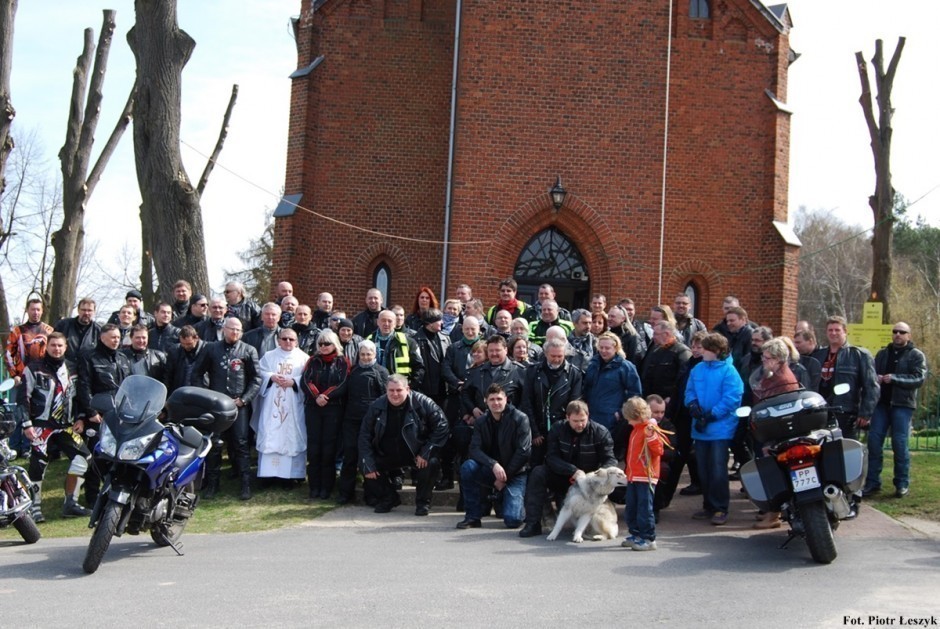 Uczestnicy mszy św z okazji otwarcia sezonu motocyklowego.